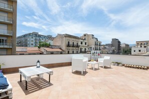 Outdoor dining - GuestHost - Bright and modern 120 sqm apartment with two balconies and a wonderful terrace on the upper level of about 50 sqm, with tables and chairs. The flat can accommodate up to 6 people (three double bedrooms) and is located on the 2nd floor of a bu (Palermo)