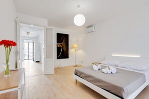 3 bedrooms, WiFi - GuestHost - Bright and modern 120 sqm apartment with two balconies and a wonderful terrace on the upper level of about 50 sqm, with tables and chairs. The flat can accommodate up to 6 people (three double bedrooms) and is located on the 2nd floor of a bu (Palermo)