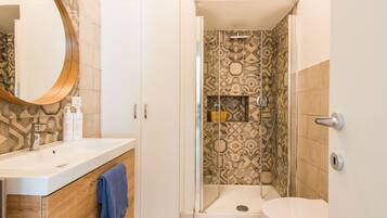 Apartamento | Banheiro | Chuveiro, secador de cabelo, bidê, toalhas de banho