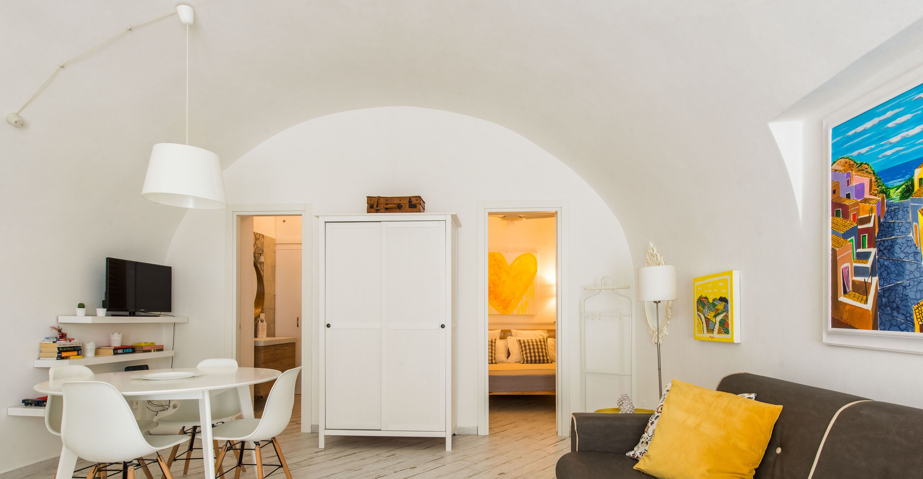 شقة | غرفة المعيشة | تلفزيون بشاشة مسطحة بحجم 24-بوصة يعرض قنوات تلفزيونية رقمية، تلفزيون