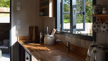 Réfrigérateur, micro-ondes, plaque de cuisson, cafetiÚre/bouilloire