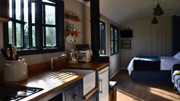 Réfrigérateur, micro-ondes, plaque de cuisson, cafetiÚre/bouilloire