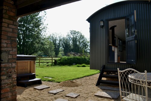 Large Luxury Shepherds Hut with Hot Tub near Bath