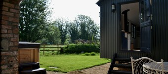 Large Luxury Shepherds Hut with Hot Tub near Bath