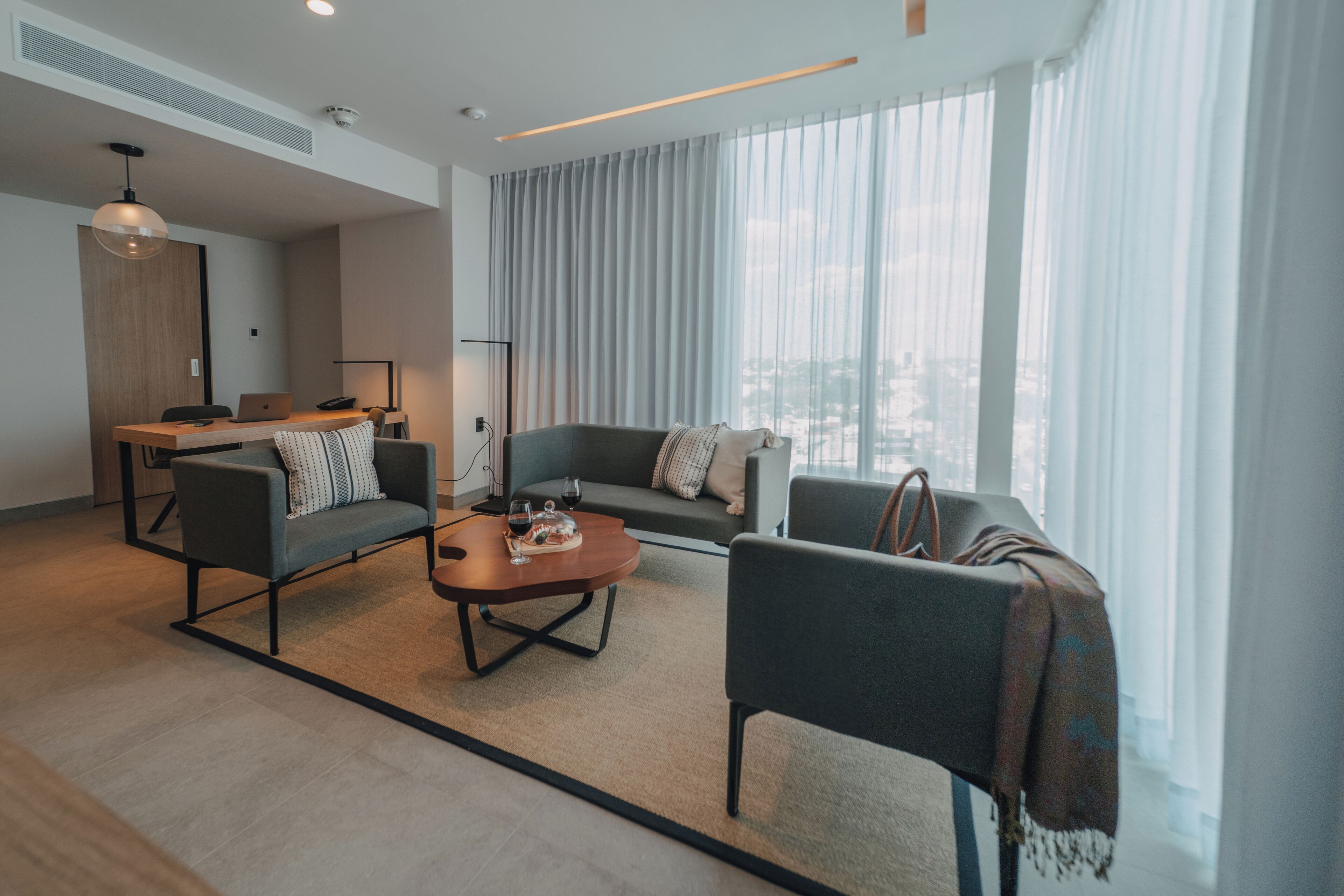 客房内保险箱、办公桌、笔记本电脑工作区、遮光窗帘