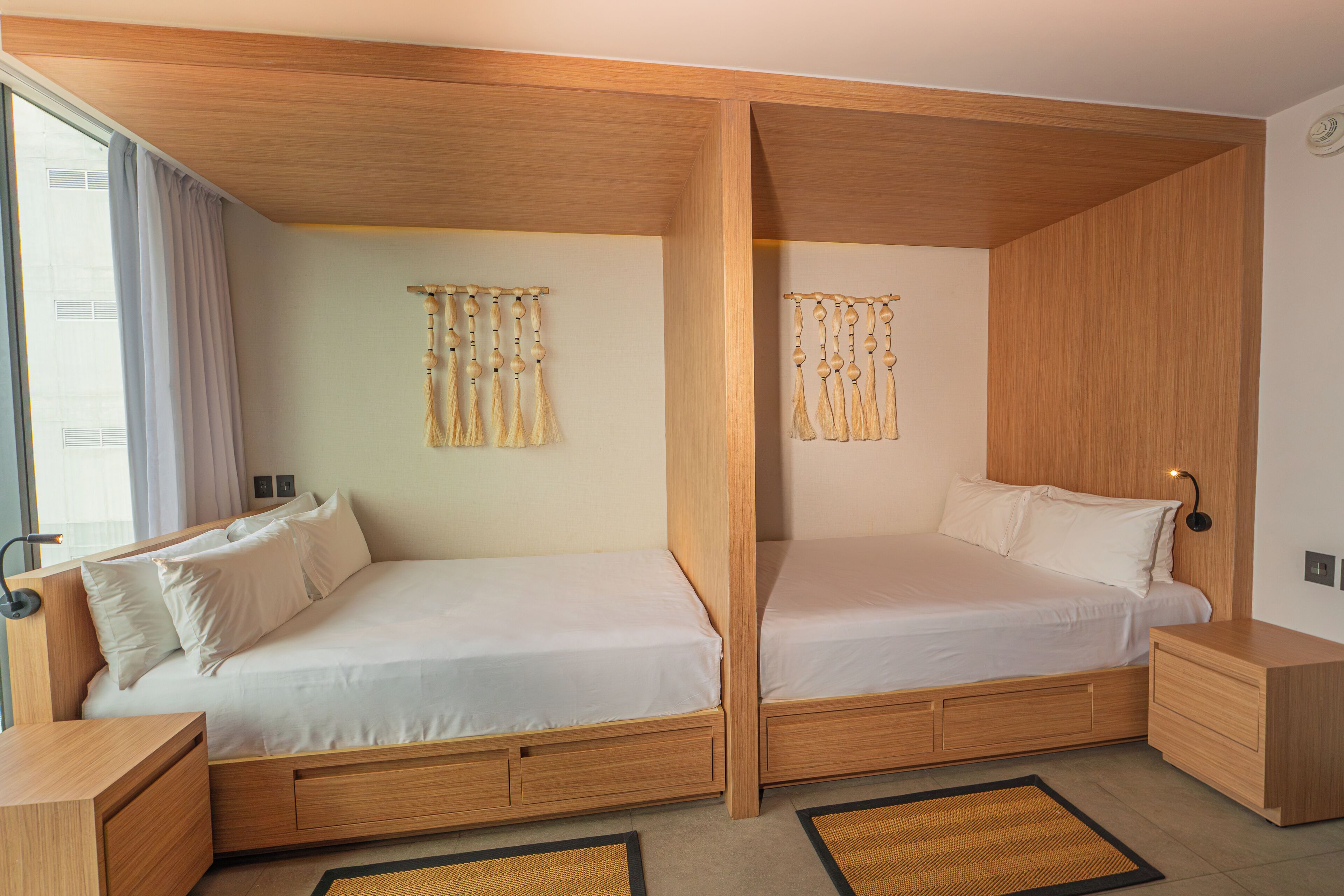 尊荣客房, 2 张双人床, 城市景观 (High Floor) | 客房内保险 箱、办公桌、笔记本电脑工作区、遮光窗帘