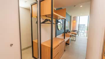 Caja de seguridad en la habitación y escritorio