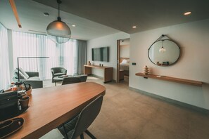 Signature Suite | In-room safe, desk, laptop workspace, blackout drapes - Crowne Plaza Merida by IHG (Mérida)