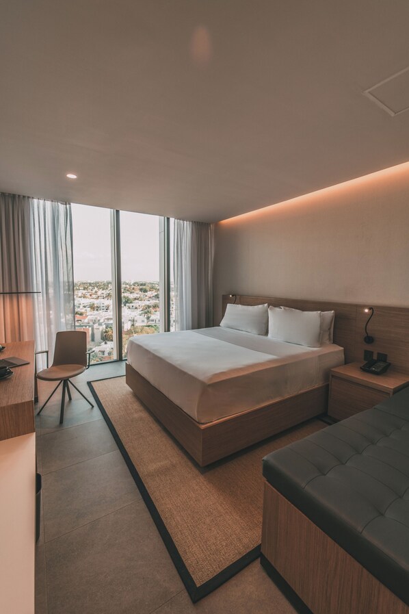 In-room safe, desk, laptop workspace, blackout drapes - Crowne Plaza Merida by IHG (Mérida)