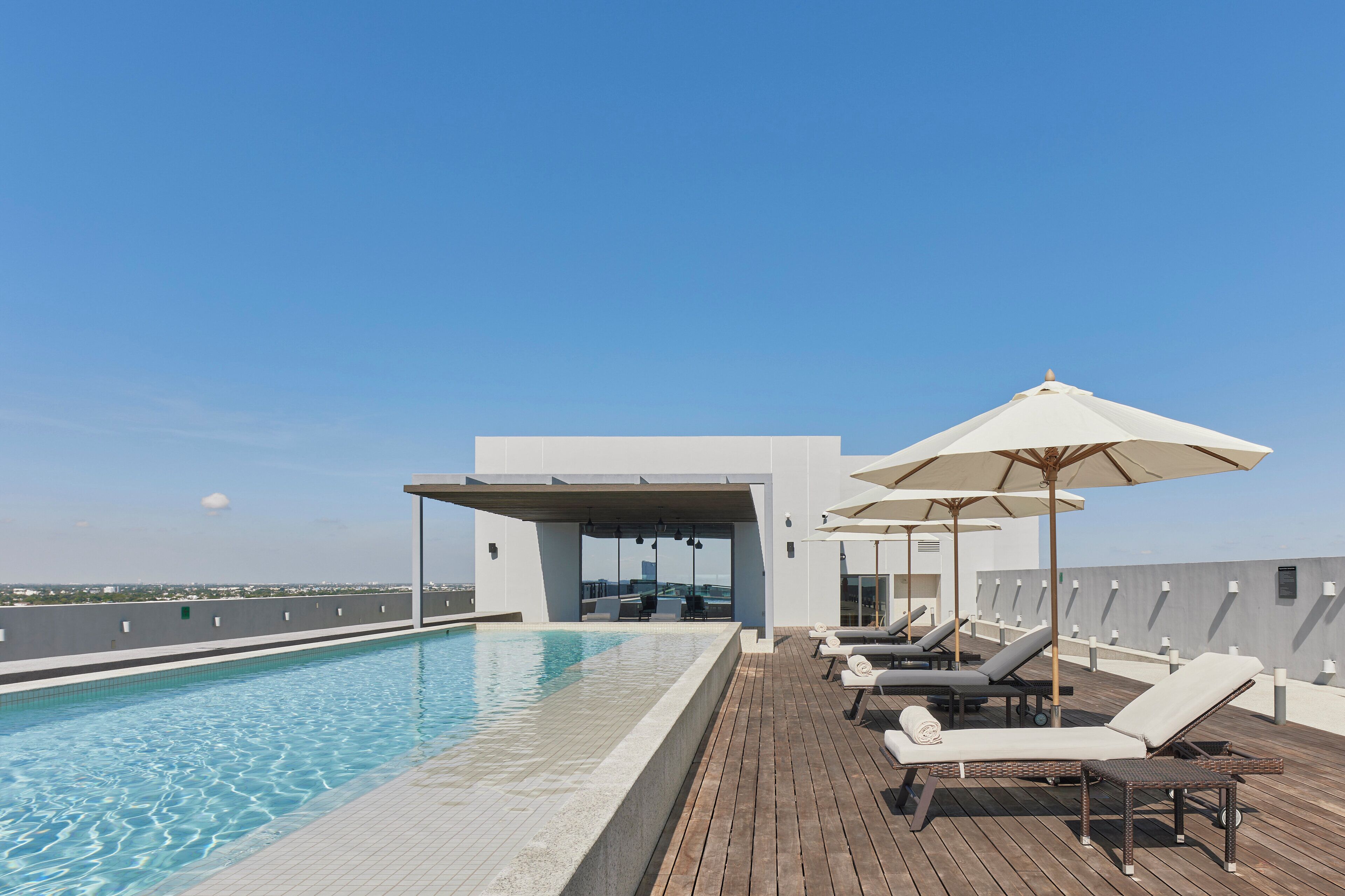 Piscina all'aperto, ombrelloni da piscina, lettini