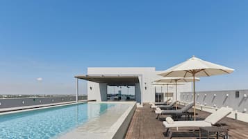 Una piscina al aire libre (de 09:00 a 20:00), sombrillas, tumbonas