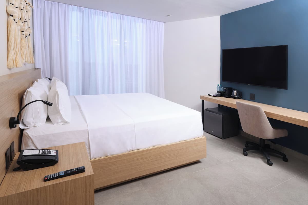 Chambre Standard, 1 très grand lit, vue ville, en angle