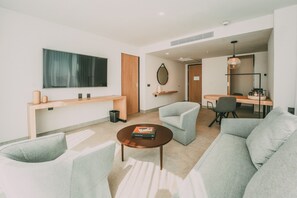 Signature Suite | In-room safe, desk, laptop workspace, blackout drapes - Crowne Plaza Merida by IHG (Mérida)