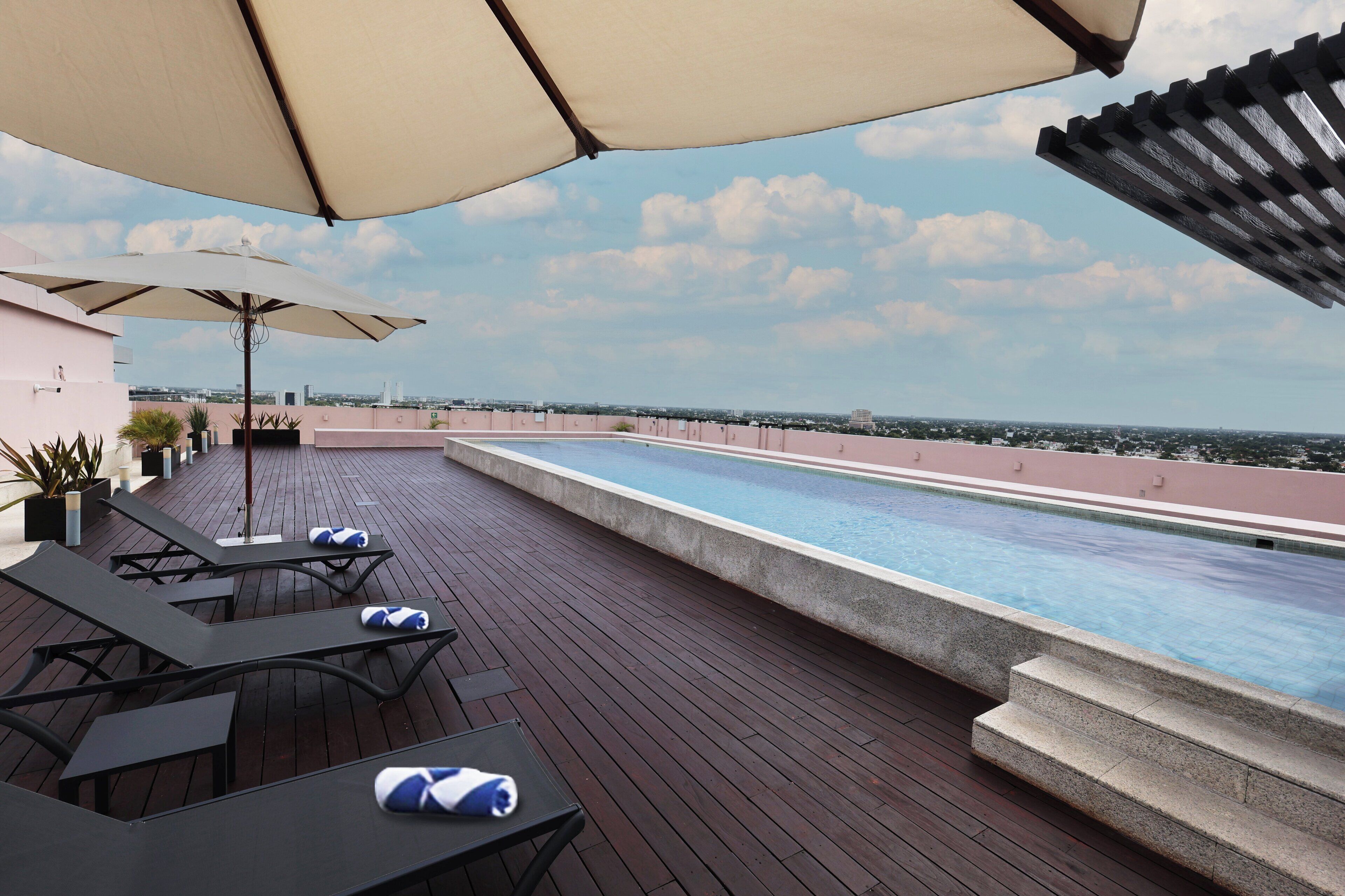 Piscine extérieure, parasols de plage, chaises longues