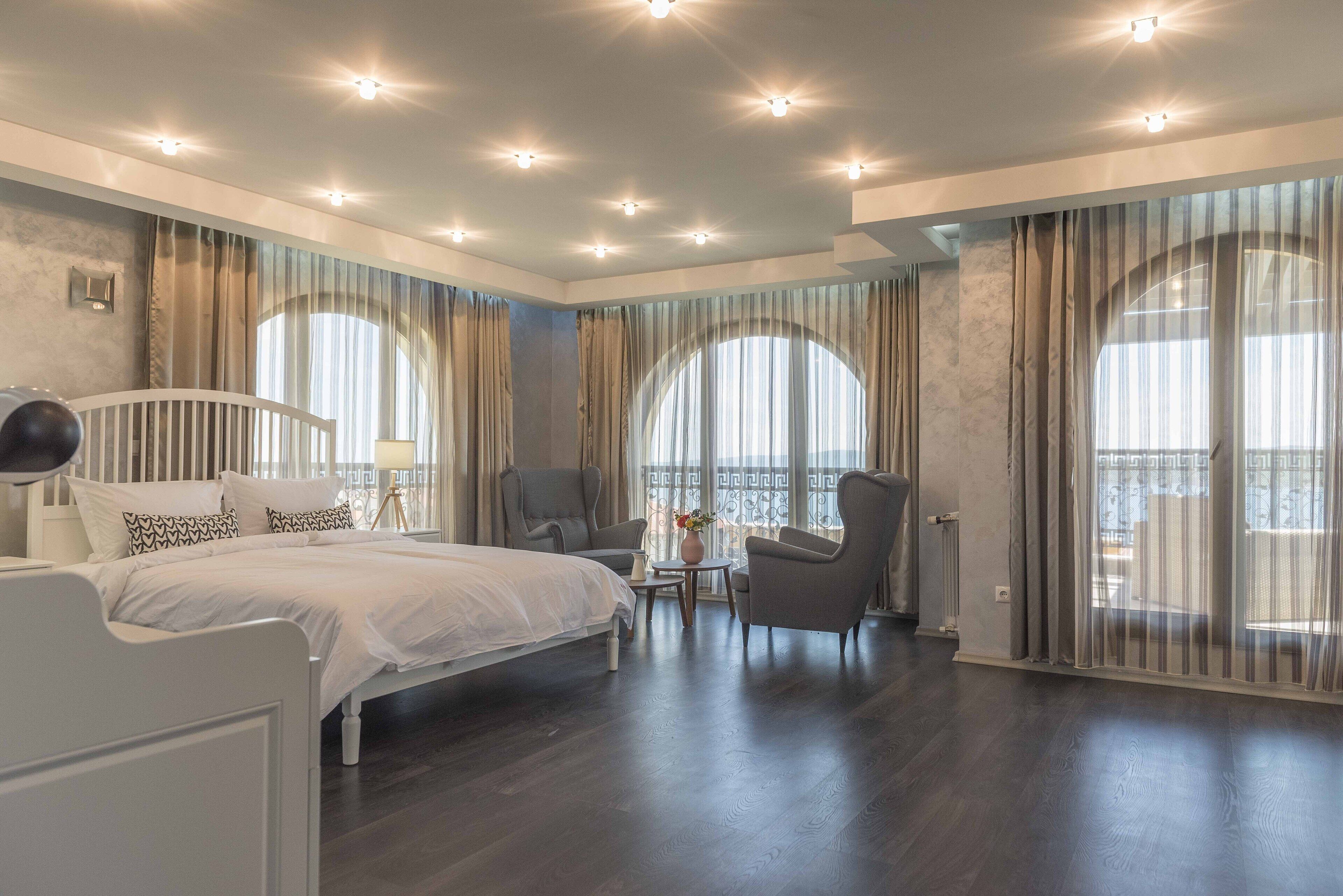 5 chambres, coffres-forts dans les chambres, fer et planche à repasser