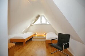 3 Schlafzimmer, Schreibtisch, Bügeleisen/Bügelbrett, Reisekinderbett