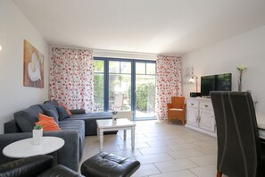 Fernseher, Bücher, Stereoanlage