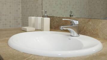 Een haardroger, handdoeken