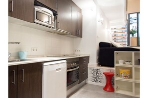 Een koelkast, een microgolfoven, een oven, een kookplaat