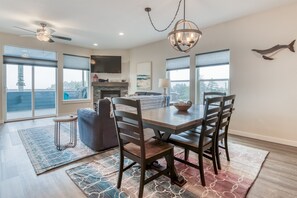 Dining - The Captains Lookout  Sleeps 6, Hot Tub, Pet Friendly, Ocean View (Depoe Bay)