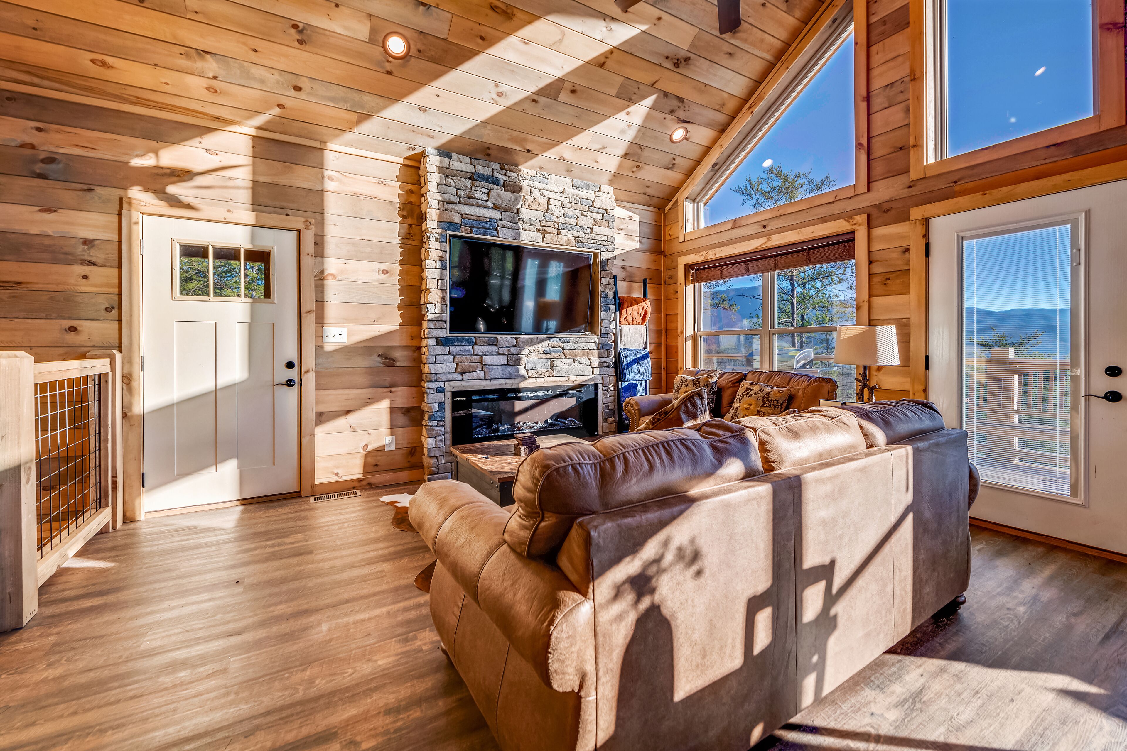 Newly Built 3 BR w/ Mtn Views, Hot Tub, Game Room, WiFi, Free Dollywood Tickets