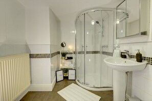 Shower, hair dryer, towels, soap - Spacious, modern 2 bed apt w/parking & Netflix (Royal Leamington Spa)