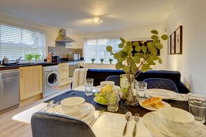 Fridge, microwave, oven, dishwasher - Spacious, modern 2 bed apt w/parking & Netflix (Royal Leamington Spa)