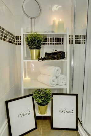 Interior - Spacious, modern 2 bed apt w/parking & Netflix (Royal Leamington Spa)