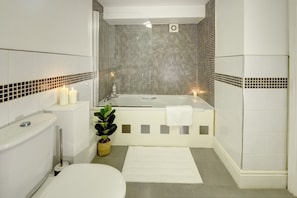 Dusche, Haartrockner, Handtücher, Seife