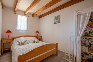 1 habitación y tabla de planchar con plancha