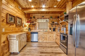 ثلاجة، ميكروويف، غسالة أطباق