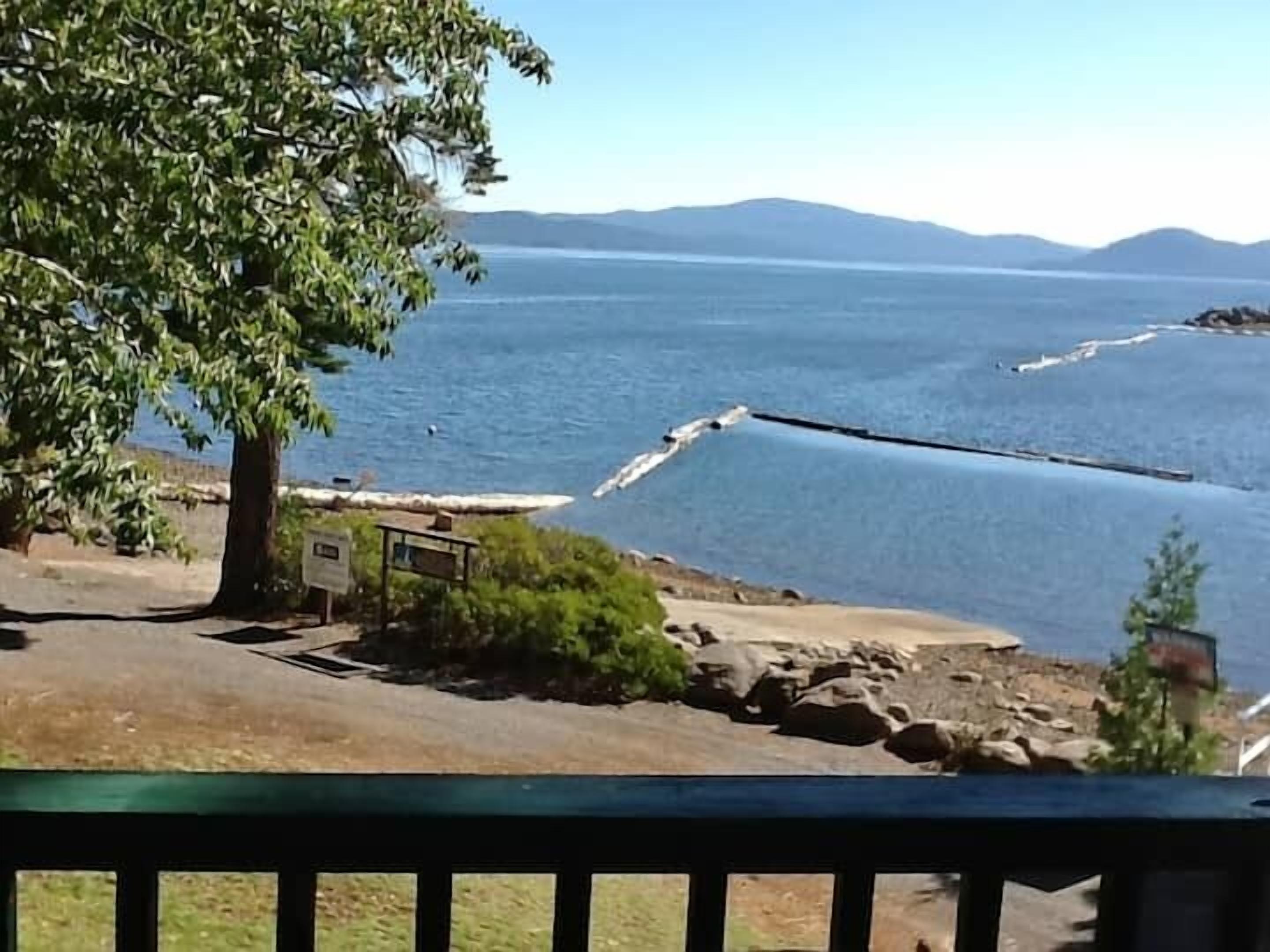 Lake Almanor Cabin 11 -Lg deck, Lake front views, AC, Boat ramp