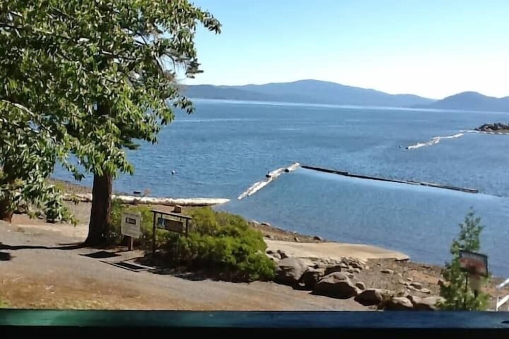 Lake Almanor Cabin 11 -Lg deck, Lake front views, AC, Boat ramp