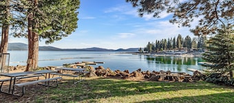 Lake Almanor 11: Charming Lakeside Resort