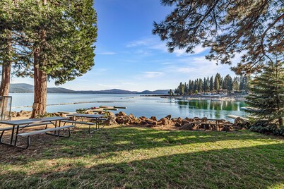 Group-Friendly Lake Almanor Combo: Sleeps 22