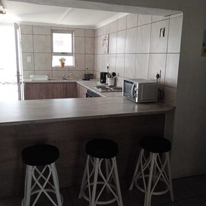 Frigorifero, microonde, forno, piano cottura