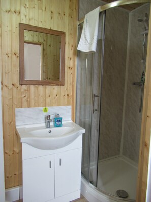 Shower, towels, soap, shampoo - Lennard House (Folkestone)