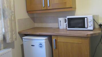 Economy Double Room, 1 Double Bed | Private kitchen | Fridge, microwave, cookware/dishes/utensils