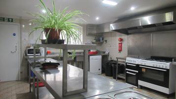 Economy Double Room, 1 Double Bed | Shared kitchen | Fridge, microwave, cookware/dishes/utensils