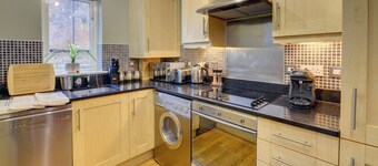 Modern 2 bed apt with parking and Netflix