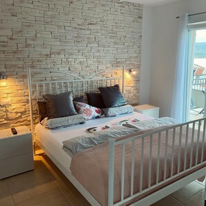 5 chambres, fer et planche à repasser, lit de bébé portatif, Wi-Fi