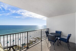 Outdoor dining - AVAILABLE NOW! SLEEPS 6! RECENTLY UPDATED! (Destin)