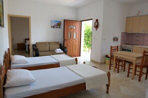 Double Room, Balcony | Desk, soundproofing, free WiFi - Pellumb Apartments (Ksamil)