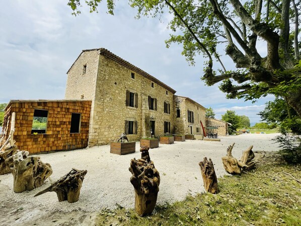 المنشأة من الخارج