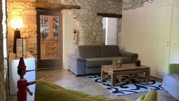 TV connectée, baby-foot, table de tennis de table, livres