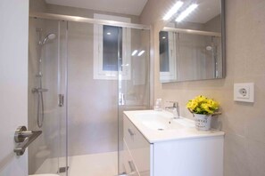 Een douche, een haardroger, handdoeken