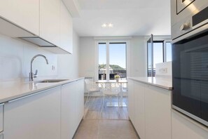 Réfrigérateur, four à micro-ondes, un four, surface de cuisson