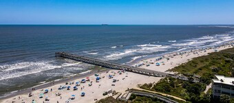 Vintage Beachside Retreat- Cozy, Affordable & Steps Away from the Beach!