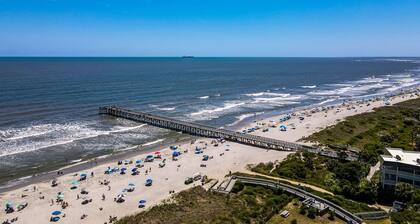 Vintage Beachside Retreat- Cozy, Affordable & Steps Away from the Beach!