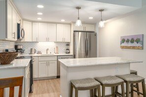 Jääkaappi, mikroaaltouuni, uuni, liesi